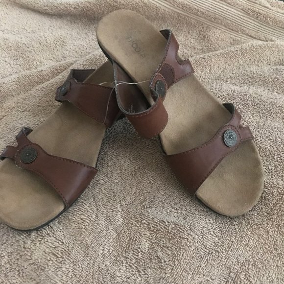 Size 8 tan Nicole sandals. - Picture 1 of 5